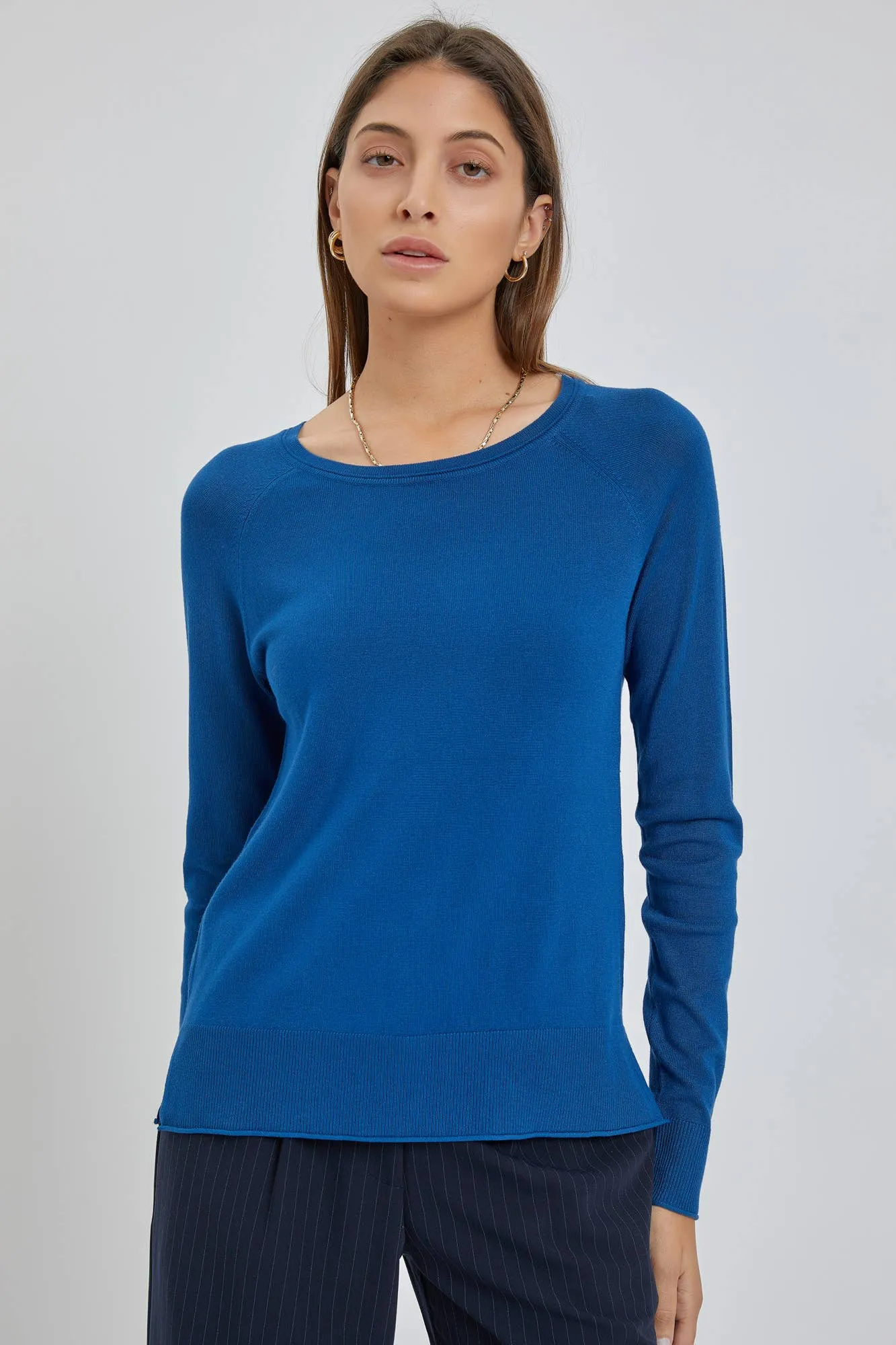 LIGHTWEIGHT ROUND NECK RAGLAN LONG SLEEVE SWEATER