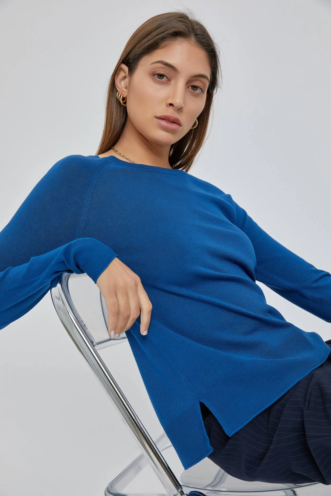 LIGHTWEIGHT ROUND NECK RAGLAN LONG SLEEVE SWEATER